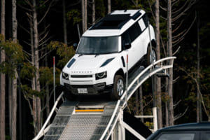 なぜディフェンダーは「体験」を売るのか。伊豆の祭典で見えた、英国名門SUVが描くライフスタイルの新地平