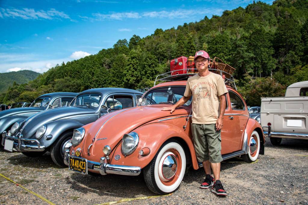 1956年式フォルクスワーゲン・タイプ1と、オーナーの笹山徹哉さん