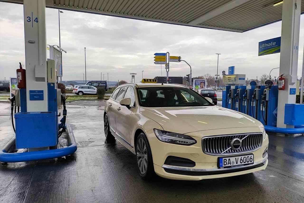 現役チェリストにしてドイツ唯一の日本人女性タクシードライバー。在独30年、彼女が語る現地の交通事情