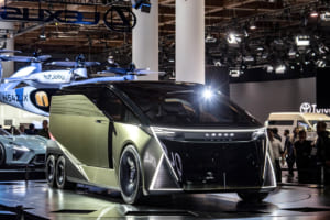 “6輪ショーファー”か、“4シータースポーツ”か？ レクサスが「LS」の名で再定義した「フラッグシップ」の答え【JMS 2025】