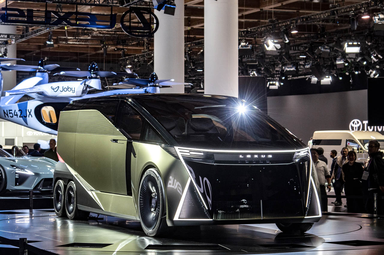 “6輪ショーファー”か、“4シータースポーツ”か？ レクサスが「LS」の名で再定義した「フラッグシップ」の答え【JMS 2025】