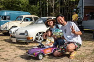 VW Autumn 2025:ベストペダルカーを受賞した井上さんファミリー。