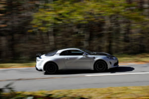 アルピーヌA110 R70：空気抵抗を減らしつつより強力なダウンフォースを生み出すため、エアインテーク付フロントボンネット、大型のディフューザー、サイドスカート、スワンネックタイプのリアスポイラーマウント等を採用。