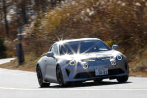 アルピーヌA110 R70は、徹底的な軽量化による運動性能の向上を目指し、フロントボンネット、ルーフ、リアフード、リアスポイラー、そして18インチホイールにも軽量なカーボンを採用。その結果車両重量は1090kgとなり、もともと軽量なアルピーヌA110からさらなる軽量化を果たしているモデルだ。