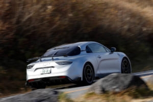 【試乗】アルピーヌA110最終章。「R70」「GTS」「アニバーサリー」比較で見えた、ライトウェイトスポーツの到達点