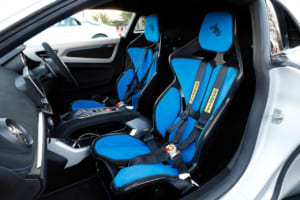 アルピーヌA110 R70：フロントフェンダー、ヘッドレスト、そしてキッキングプレートには70周年ロゴが配される。