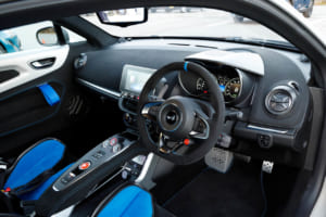 アルピーヌA110 R70：10色のボディカラー、4色のアルカンターラシートが標準で用意され、好みに応じてボディカラーとシートカラーを自由に組み合わせることが可能だ。また、新たにルーフアーチがボディ同色となり、アルピーヌA110 R70の流麗なフォルムを際立たせている。