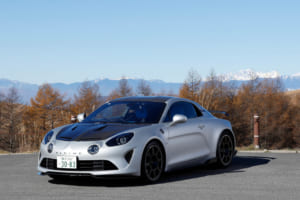 アルピーヌA110 R70：10色のボディカラー、4色のアルカンターラシートが標準で用意され、好みに応じてボディカラーとシートカラーを自由に組み合わせることが可能だ。また、新たにルーフアーチがボディ同色となり、アルピーヌA110 R70の流麗なフォルムを際立たせている。