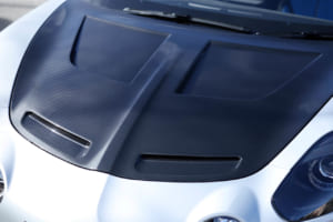 アルピーヌA110 R70：空気抵抗を減らしつつより強力なダウンフォースを生み出すため、エアインテーク付フロントボンネット、大型のディフューザー、サイドスカート、スワンネックタイプのリアスポイラーマウント等を採用。