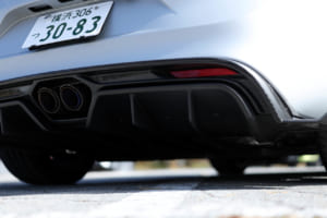 アルピーヌ A110 R 70にはセミスリックタイヤのミシュランPS CUP2、アジャスタブルレーシングダンパー、ブレンボ製ブレーキキャリパーといった走りのレベルを向上させるパーツが標準で装備され、軽量なアクラポヴィッチ製エキゾーストシステムがオプションで用意されている。