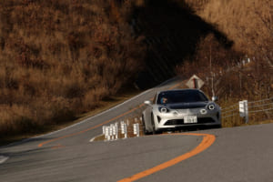 アルピーヌA110 R70は、徹底的な軽量化による運動性能の向上を目指し、フロントボンネット、ルーフ、リアフード、リアスポイラー、そして18インチホイールにも軽量なカーボンを採用。その結果車両重量は1090kgとなり、もともと軽量なアルピーヌA110からさらなる軽量化を果たしているモデルだ。