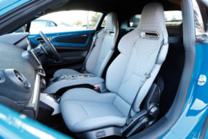 アルピーヌ A110 GTS：シートは、グレーまたはブラックのSABELT製レザーシートが標準で装備され、オプションで5色のカラーバリエーションがあるSABELT製軽量モノコックバケットシートが選べる（この場合、インテリアはマイクロファイバーインテリアとな