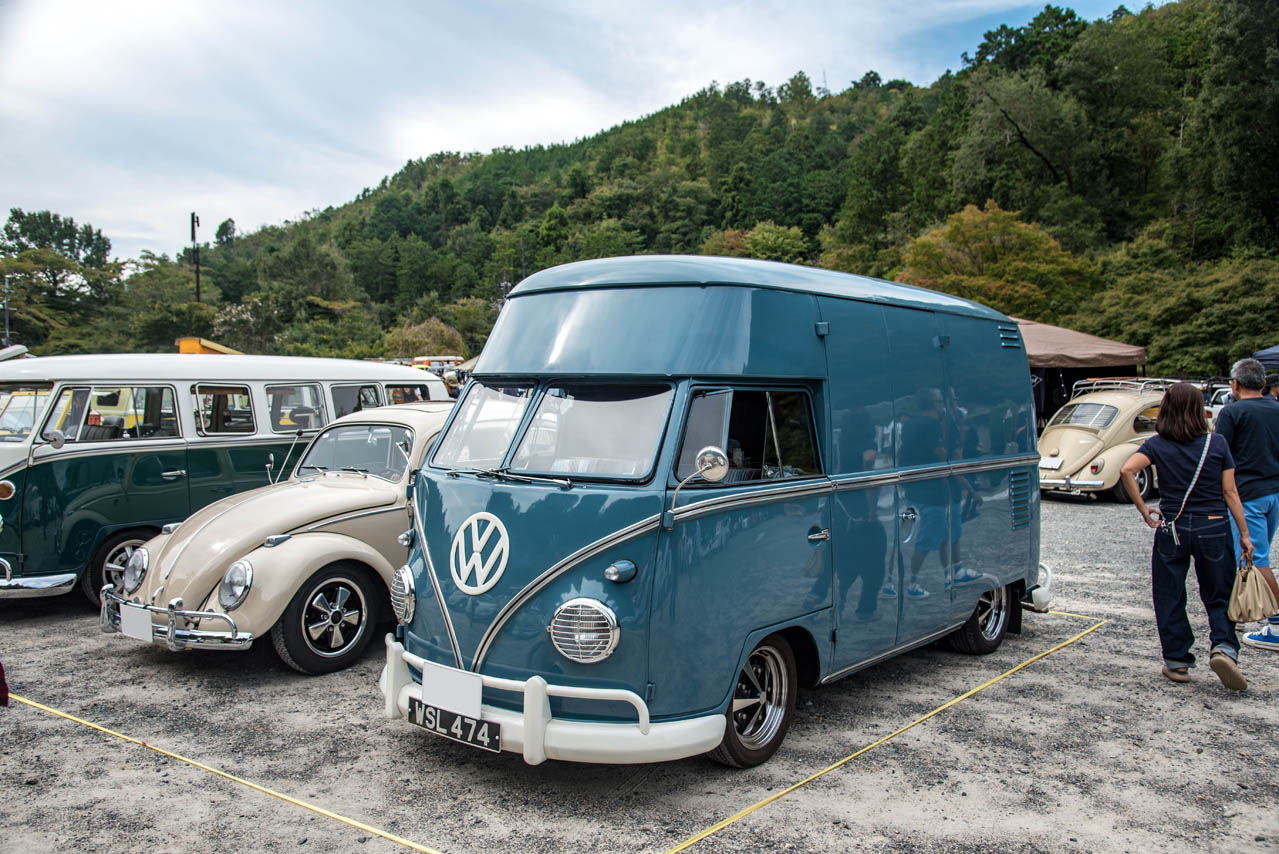 四半世紀続く“空冷VWの秋”。200台超のビートルやバスが京都・嵐山を