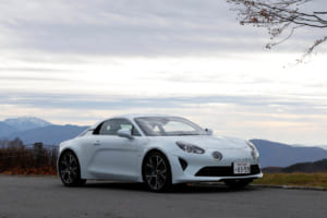 オリジナルアルピーヌA110のスピリットと特徴を最も感じさせるアルピーヌA110は、限定モデルのアルピーヌA110アニバーサリーとしてラインナップに加わった。