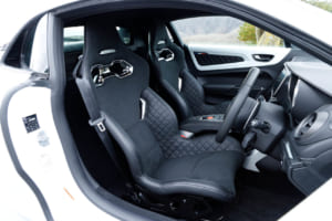 アルピーヌA110アニバーサリー：SABELT製軽量モノコックバケットシート。