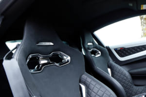 アルピーヌA110アニバーサリー：オリジナルアルピーヌ A110の特徴である軽量、コンパクト、俊敏性を受け継ぐこのモデルの走りは、ワインディングロードでその真価を発揮する。