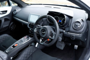 アルピーヌA110アニバーサリー：オリジナルアルピーヌ A110の特徴である軽量、コンパクト、俊敏性を受け継ぐこのモデルの走りは、ワインディングロードでその真価を発揮する。