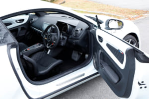 アルピーヌA110アニバーサリー：ボディカラーはブルー アルピーヌMとブラン イリゼMの2色が用意。販売台数は限定25台で、すでに完売している。