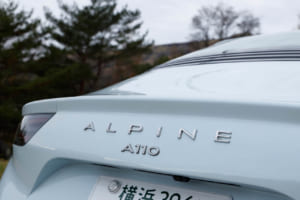 オリジナルアルピーヌA110のスピリットと特徴を最も感じさせるアルピーヌA110は、限定モデルのアルピーヌA110アニバーサリーとしてラインナップに加わった。