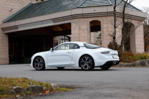 アルピーヌA110アニバーサリー：インナップ中唯一となる、しなやかなアルピーヌシャシーを採用。