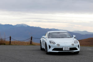 アルピーヌA110アニバーサリー：他の2つのモデルとは性能が異なる最高出力252ps/6000rpm、最大トルク320Nm/2000rpmを発揮する1.8Lターボエンジンを搭載。