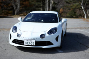 アルピーヌA110アニバーサリー：他の2つのモデルとは性能が異なる最高出力252ps/6000rpm、最大トルク320Nm/2000rpmを発揮する1.8Lターボエンジンを搭載。