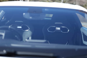 アルピーヌA110アニバーサリー：オリジナルアルピーヌ A110の特徴である軽量、コンパクト、俊敏性を受け継ぐこのモデルの走りは、ワインディングロードでその真価を発揮する。