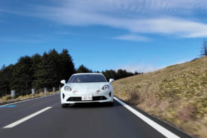 アルピーヌA110アニバーサリー：オリジナルアルピーヌ A110の特徴である軽量、コンパクト、俊敏性を受け継ぐこのモデルの走りは、ワインディングロードでその真価を発揮する。