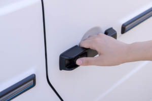 ここを押しながら開けるんですね?