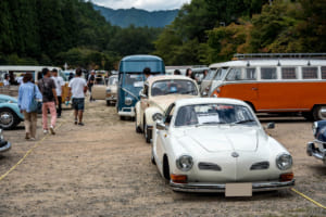 VW Autumn 2025:大賞のベストVW Autumnをゲットしたのは、大径ポルシェホイールを履きこなした福島さんの1972年式カルマンギアだ。