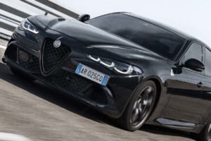 アルファ・ロメオ、”究極”の「ジュリア・クアドリフォリオ・エストレマ」を46台限定発売。アクラポビッチ採用、価格は1447万円