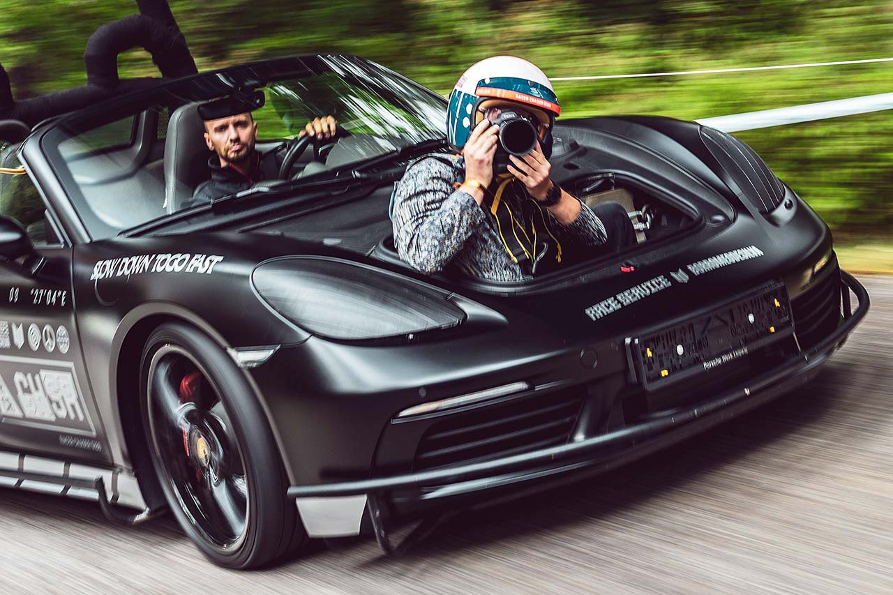 ポルシェ研修生の「魔改造」。718ボクスターSベース、「マットブラックの撮影マシン」サーキットを駆ける。その驚異の内部構造