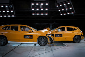 BEVでもメルセデス・ベンツは安全性のパイオニア:2023年10月、EQAとEQS SUVのフロントオフセット衝突を公に実施した世界初の自動車メーカー。