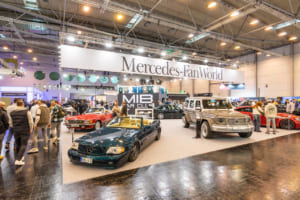 世代や車種を問わずメルセデスは大人気。エンジンスワップなど機能は現代風、見た目は当時風が流行りかも。