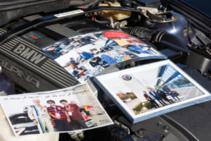 1993年式 アルピナ B3 3.0/1(E36型):2025年の4月上旬にアルピナ本社を個人旅行で訪問した際の写真を車内に飾っていた(エンジンルームに移動して撮影)。