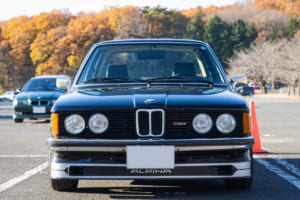 1982年式アルピナC1 2.3：迫力のあるフロントスポイラーを装備。初代3シリーズのE21がベースだ。