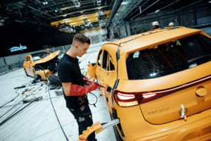 BEVの客室と高電圧バッテリーは無傷で、ドアが開錠され高電圧システムが自動的にシャットダウンされるなど高い安全性が確認された。緊急時には、乗員が自分で車両を降りることや、救助隊員が乗員を車両から救助することが可能となる。写真はテスト車両EQA300(BEV)のドア電圧をチェック。