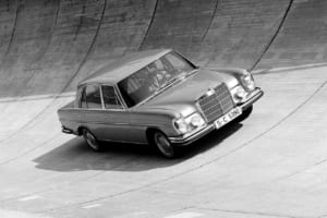シュツットガルト・ウンタートゥルクハイム本社の90度バンクを激走する1968年300SEL6.3(エアサス付き)。