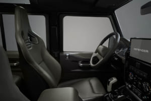 クラシック・ディフェンダーV8に追加された「オクタ」仕様