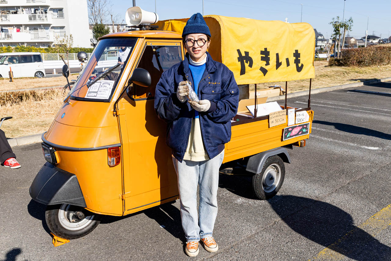 なぜ彼女はイタリア生まれの三輪車で“焼き芋屋さん”に？ 50ccの「アペ」とトコトコ走る、素敵な二拠点生活【愛車群像】