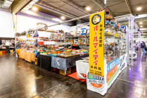 きっと店主も日本語の意味はわかってないと思う。掘り出し物のミニカーもあったりで、散財しました。