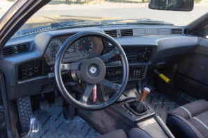1985年式 アルピナ B9 3.5クーペ（E24型）：スポーティな意匠となっているインテリアも新車のようなコンディション。