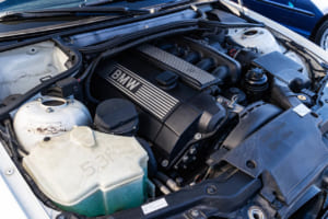 2000年式 アルピナB3 3.3 リムジン（E46型）：加速のときにカムに乗って気持ちよく走れるNAエンジンのフィーリングを楽しんでいる。