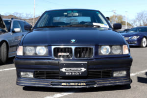 1993年式 アルピナ B3 3.0/1(E36型):「アルピナは、知っている人だけが知っている、伝統の味を守りながら静かに佇む隠れ家レストランの料理のような存在」とのこと。