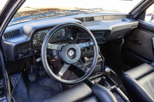 1982年式アルピナC1 2.3：3ペダルのマニュアルトランスミッション仕様なので、痛快なドライブを楽しめる。