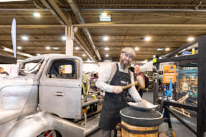 Christian Barfuß氏のピックアップトラック：ハンマーを使って作業を再現してくれた。器用すぎます。