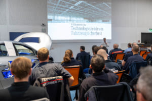 MB 4 Rescueは、ドイツ消防推進協会(VFDB)との共同開発であり、ドイツ、オーストリア、スイス、オランダの消防専門家との交流を深め、救急隊員が最新のメルセデス・ベンツモデルで救助訓練する機会を提供するものである。写真は座学。