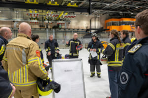 MB 4 Rescueは、ドイツ消防推進協会(VFDB)との共同開発であり、ドイツ、オーストリア、スイス、オランダの消防専門家との交流を深め、救急隊員が最新のメルセデス・ベンツモデルで救助訓練する機会を提供するものである。写真は現場での訓練。