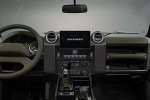 クラシック・ディフェンダーV8に追加された「オクタ」仕様