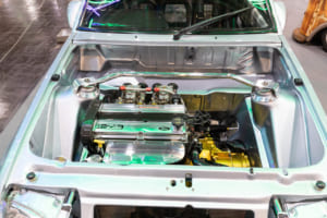 1989年式フォード・エスコート：エンジンはハイカムなどでチューンされた2Lのツインキャブ仕様ZETECエンジンに換装。